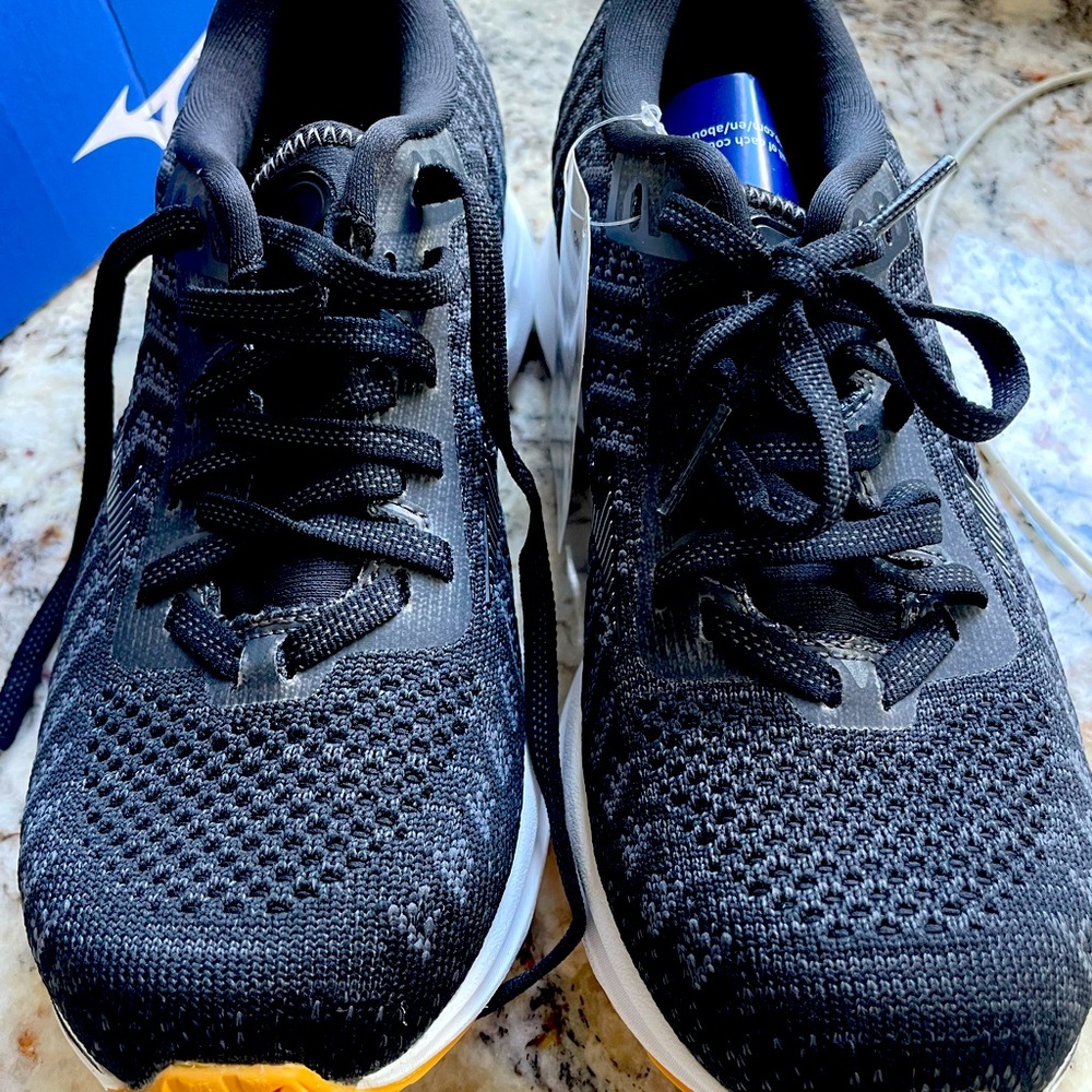 New Mizuno Wave Rider 24. US Size 6.